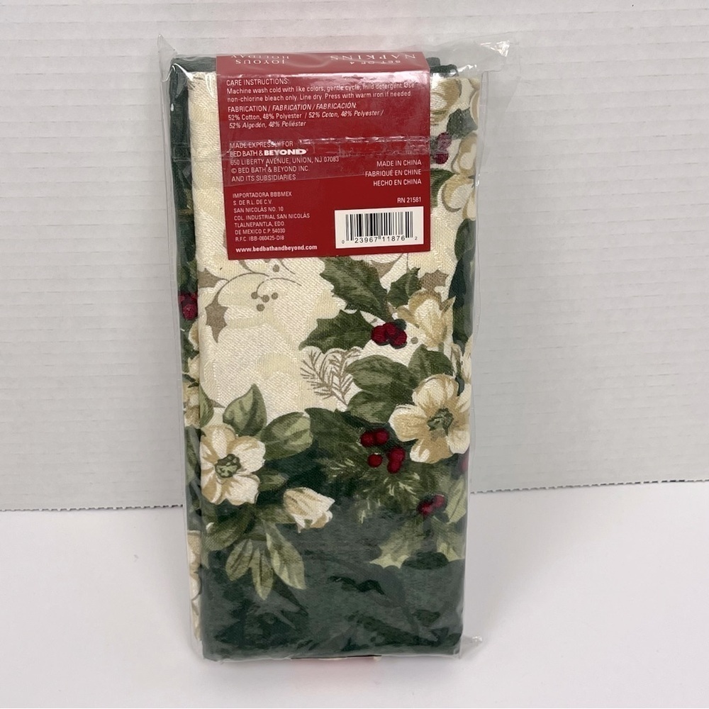 NWT Bed Bath & Beyond set of 4 Christmas holly dinner napkins, approx. 18”x18”. - Picture 2 of 6